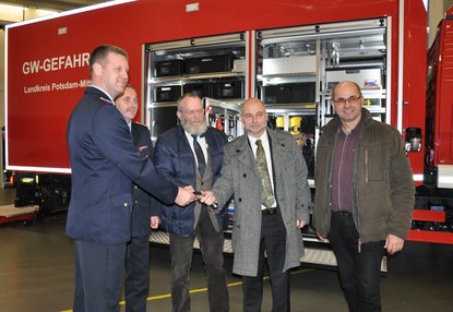 Die Bürgermeister Leisegang und Schmidt (v.r) nahmen die Schlüssel von Landrat Blasig mit Feuerwehr-Chef Ehlers entgegen /Pressestelle PM