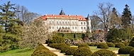 Schloss Wiesenburg mit Park im Vordergrund