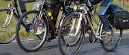 Fahrradräder auf Asphalt