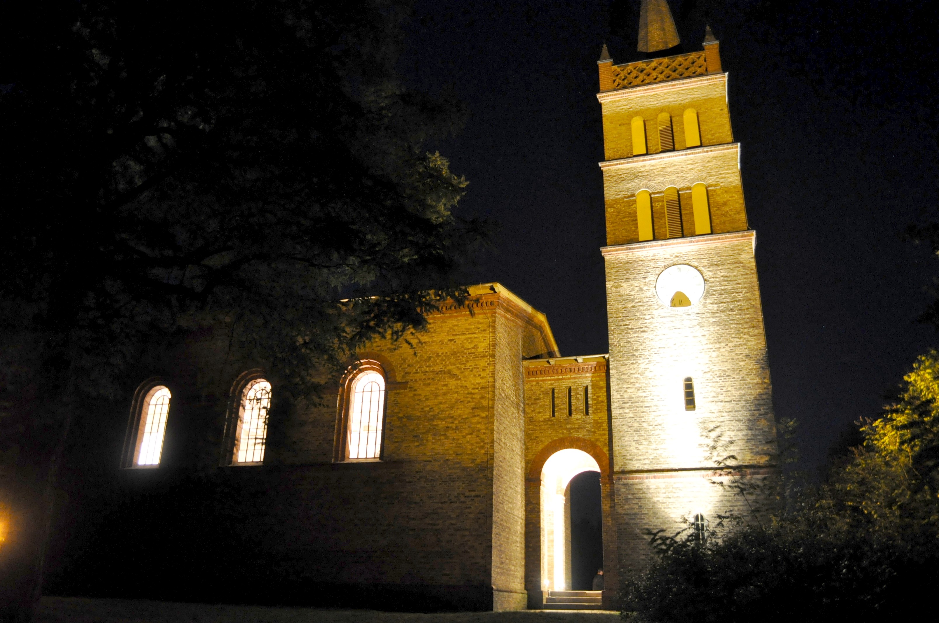 Kulturkirche Petzow bei Nacht beleuchtet